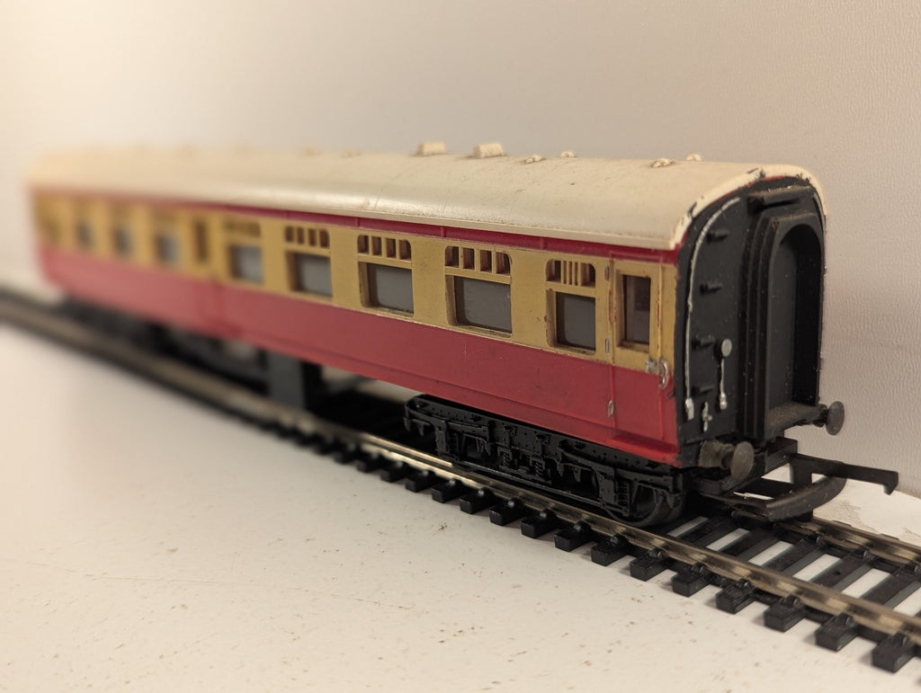 Tri-ang OO Gauge LMS Style Composite Coach Passenger Coach BR Crimson and Cream