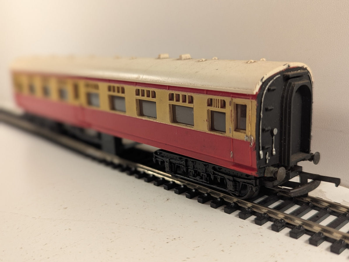 Tri-ang OO Gauge LMS Style Composite Coach Passenger Coach BR Crimson and Cream