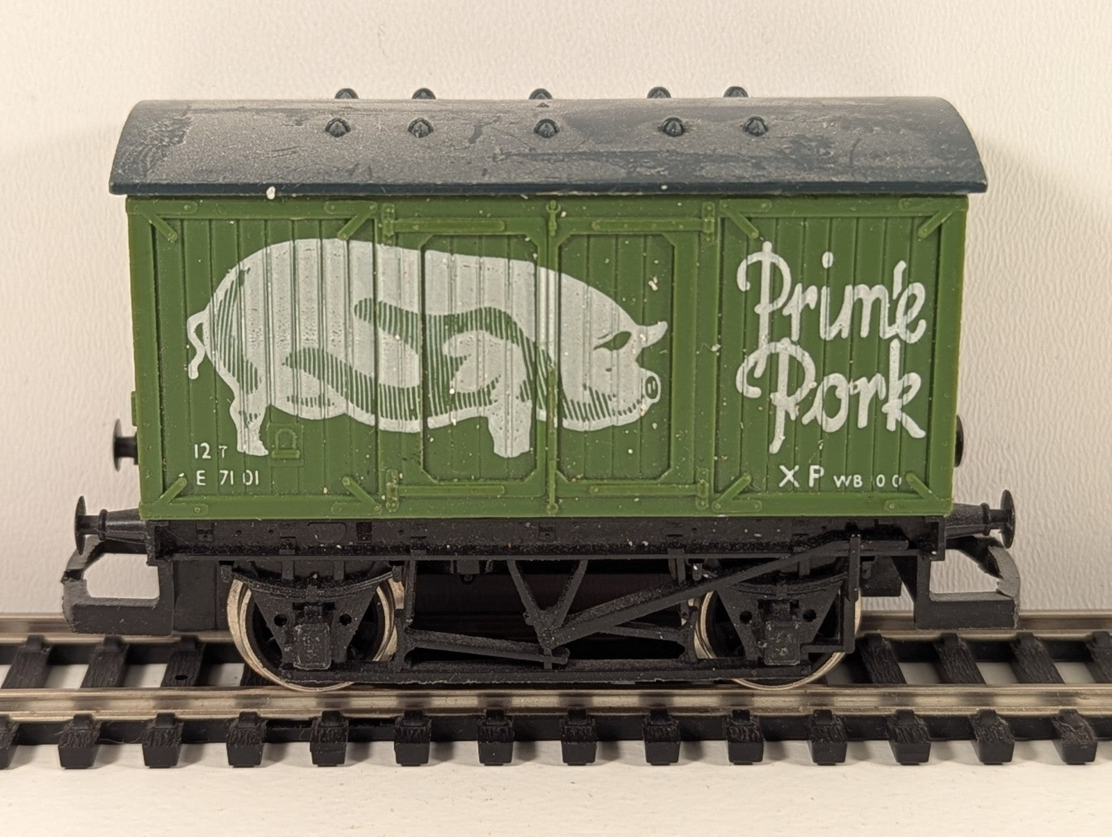 Hornby R216 ‘Prime Pork’ 4-Wheel Box Van – OO Gauge