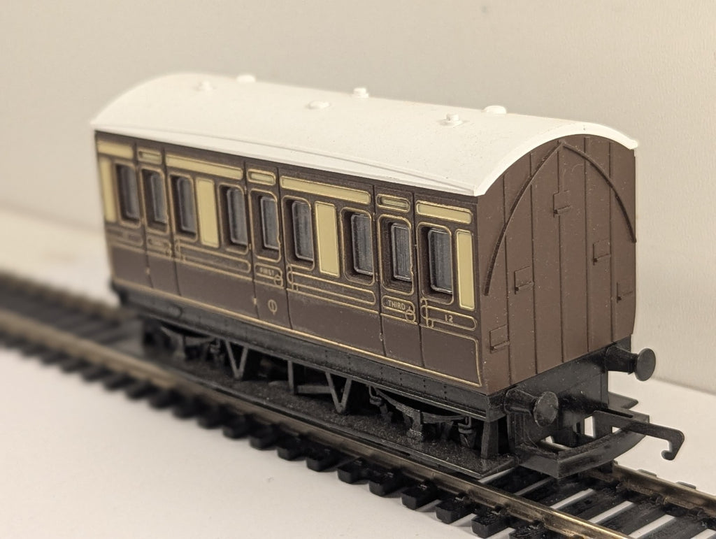 Hornby OO Gauge GWR Chocolate and Cream 4-Wheel Composite Coach