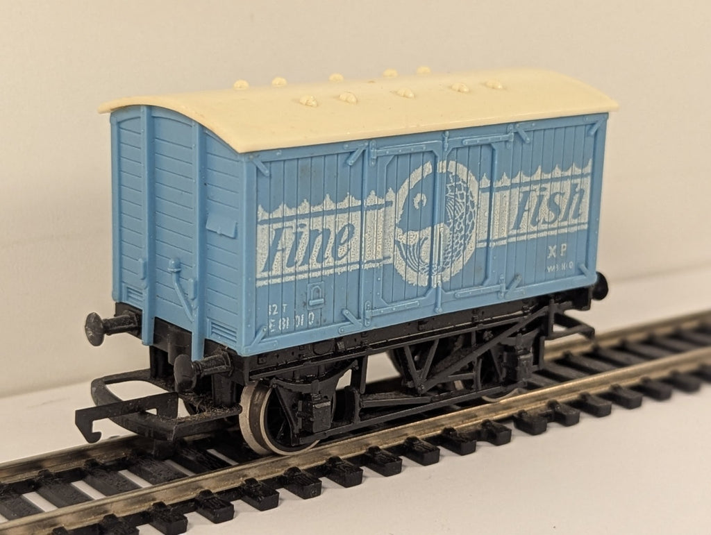 Hornby OO Gauge R014 BR 12T Fine Fish Van E81010