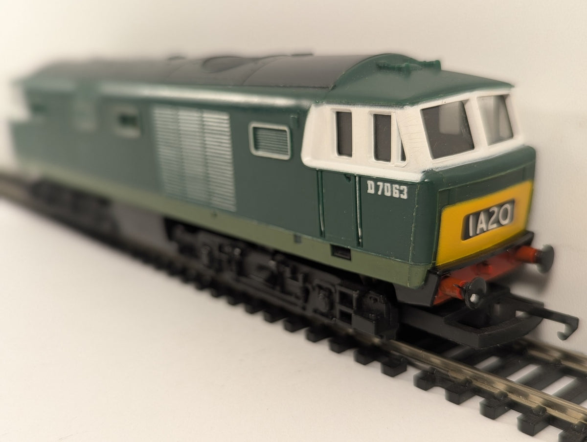 Hornby OO Gauge Class 35 Hymek Locomotive D7063 BR Green R.074