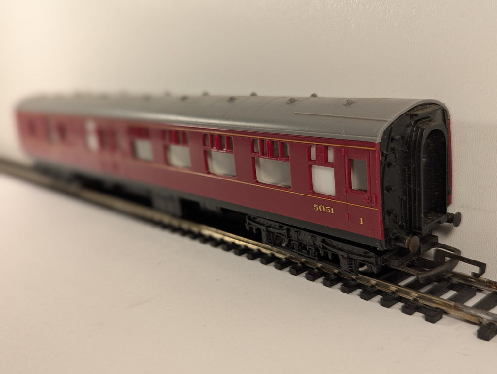 Tri-ang OO Gauge LMS Brake First Coach Passenger Coach 5051 LMS Maroon R.334