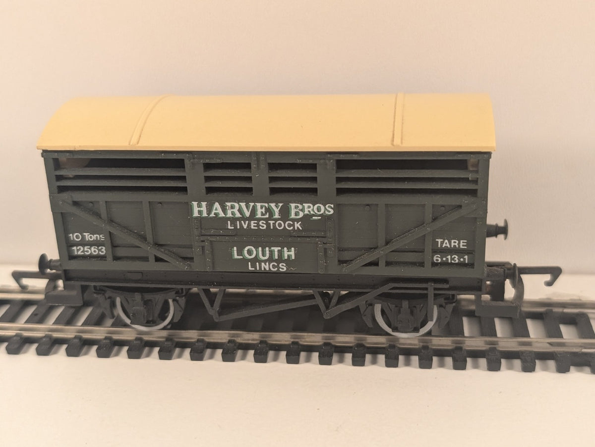 Hornby R.215 ‘Harvey Bros’ Cattle Van