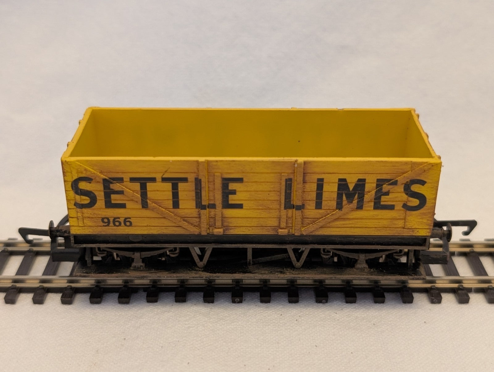 Hornby OO Gauge 5 Plank Wagon Goods Wagon 966 Settle Limes Yellow