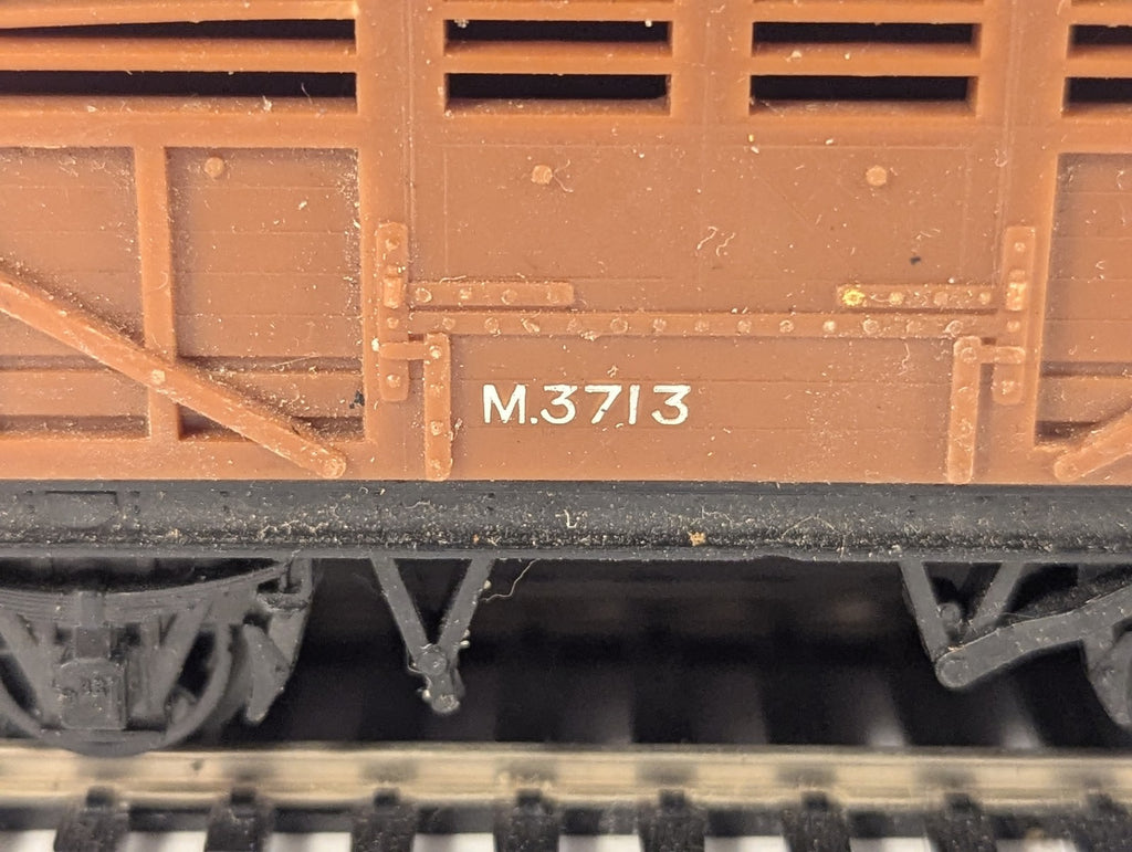 Tri-ang OO Gauge Cattle Wagon Goods Wagon M.3713 Brown R.12