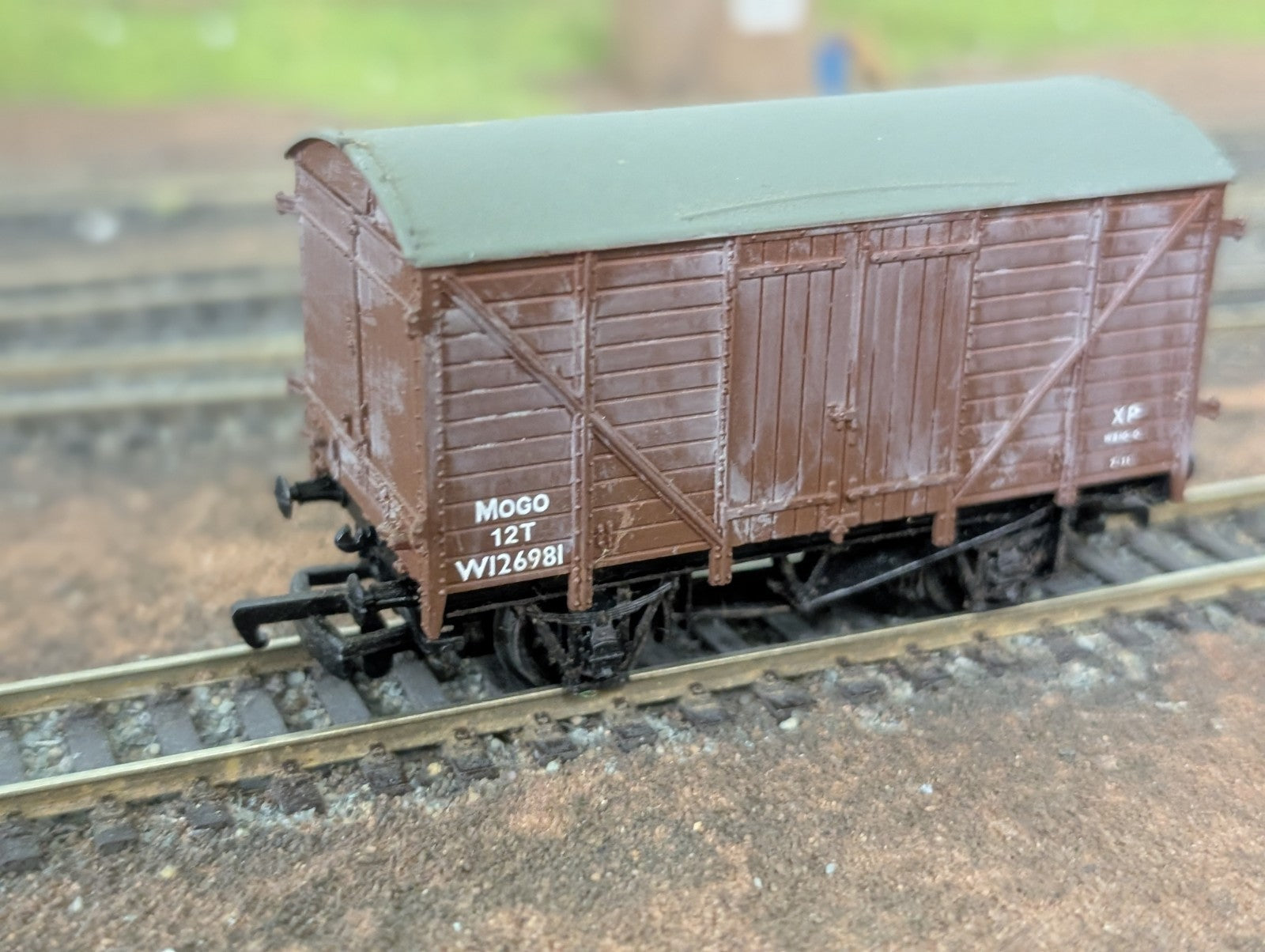 Bachmann 37-700 Bachmann OO Gauge 12 Ton MOGO Van BR Bauxite W126981 Weathered