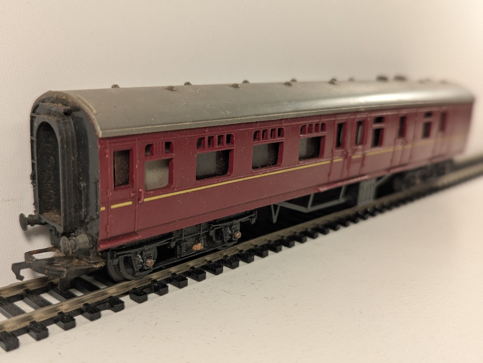 Tri-ang R423 OO Gauge BR Maroon Brake 2nd Coach