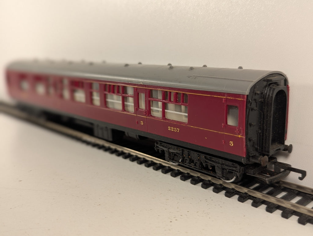 Hornby Railways R.423 LMS Corridor Composite Third Coach OO Gauge - Boxed