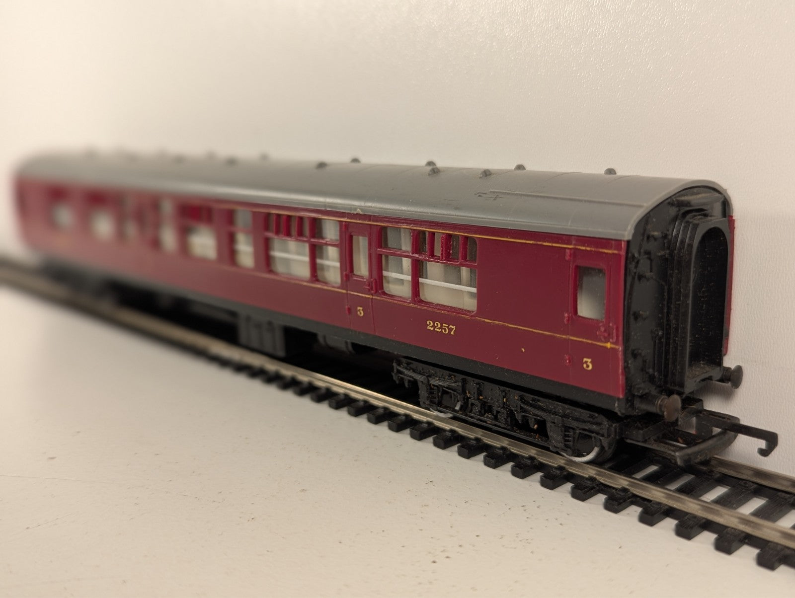 Hornby Railways R.423 LMS Corridor Composite Third Coach OO Gauge - Boxed