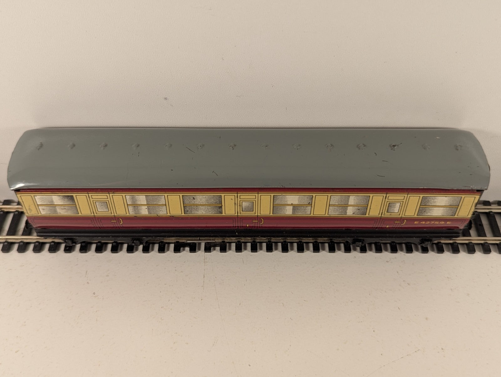 Hornby Dublo OO Gauge Tinplate Coach No. E42759E