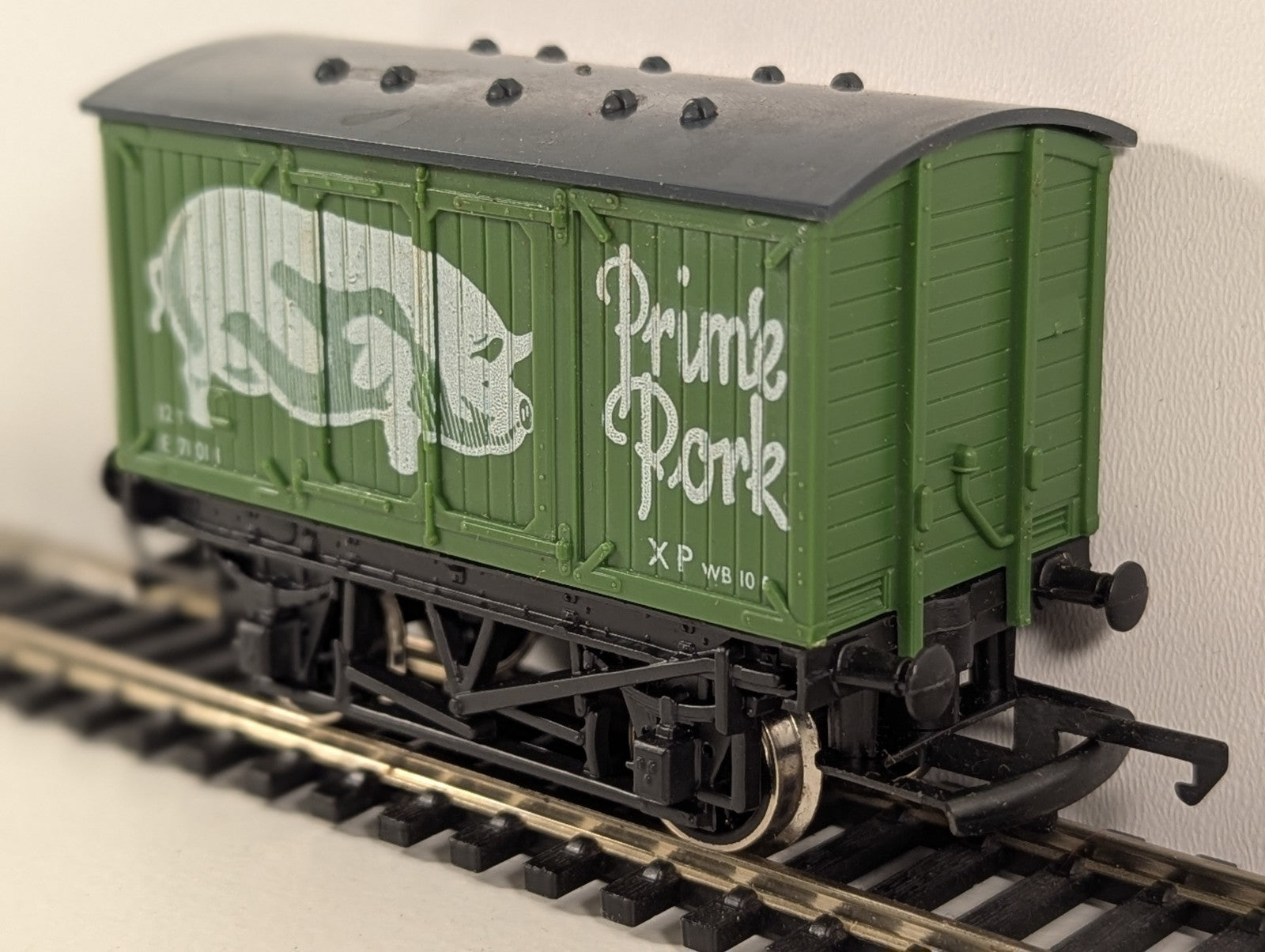 Hornby R162 Closed Van ‘Prime Pork’