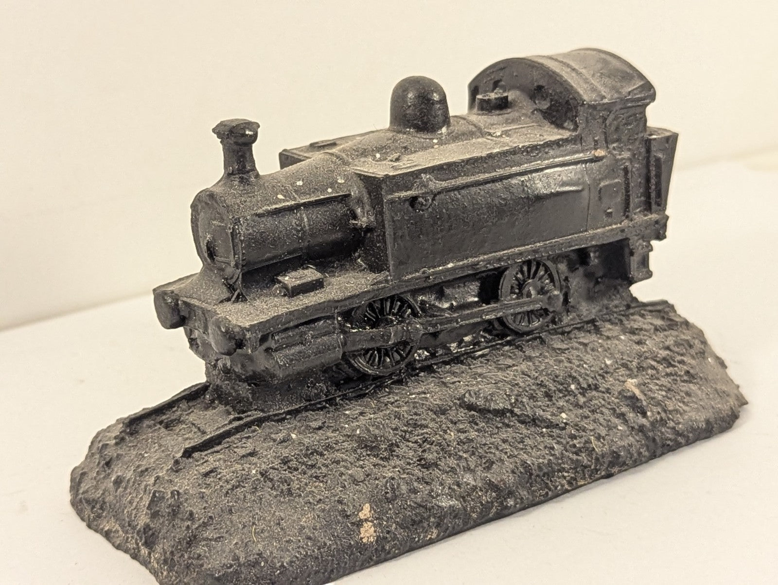 Kingmaker Handmade Coal Sculpture Dock Tank Engine Ornament