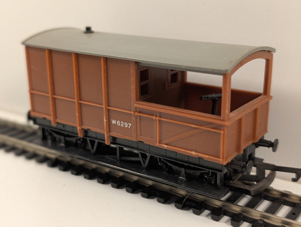Tri-ang R124 OO Gauge Brake Van – BR Brown Livery
