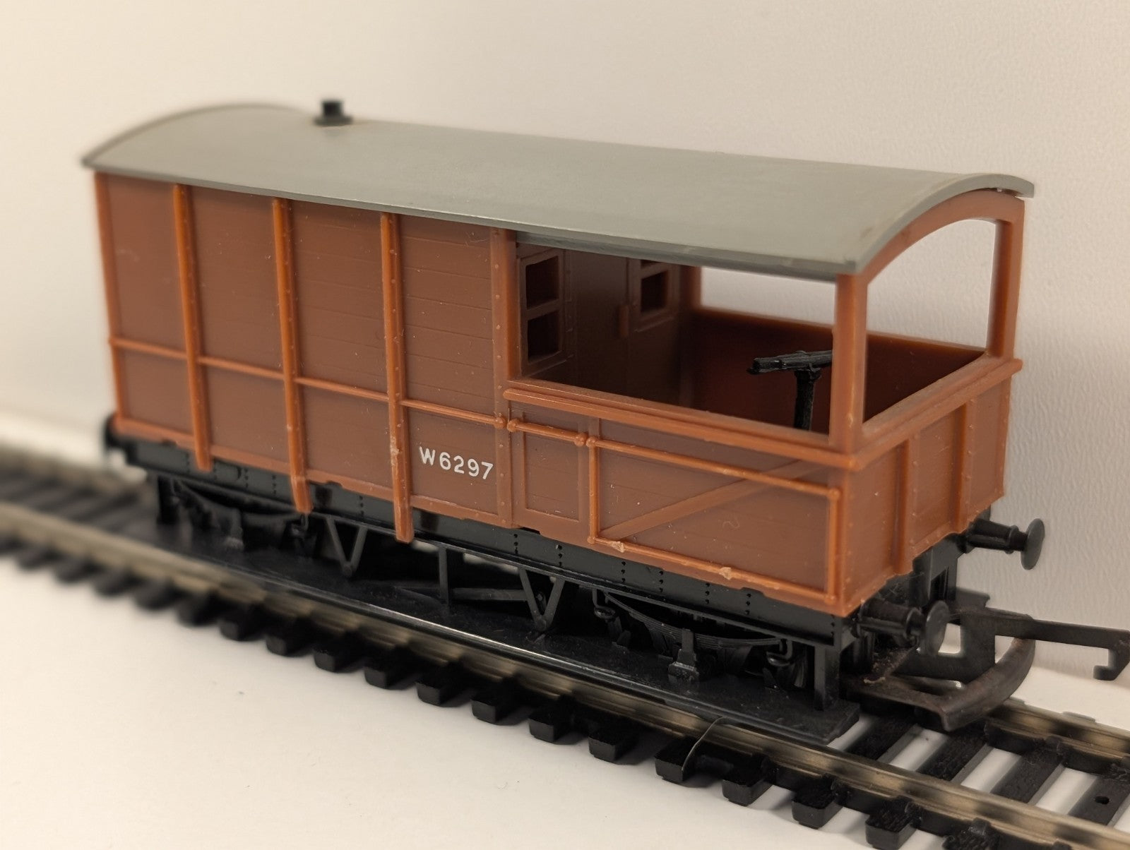 Tri-ang R124 OO Gauge Brake Van – BR Brown Livery