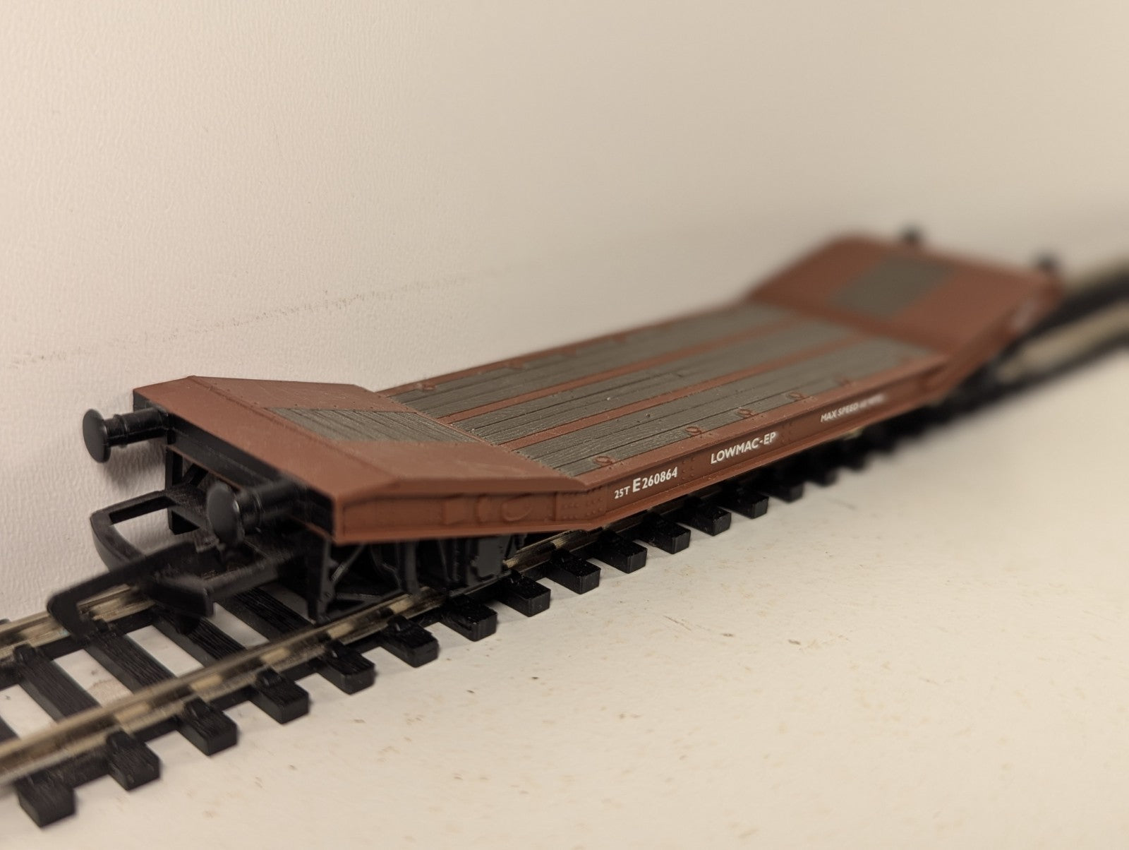Hornby OO Gauge BR 25t Lowmac Machine Wagon (LOWMAC-EP) Goods Wagon