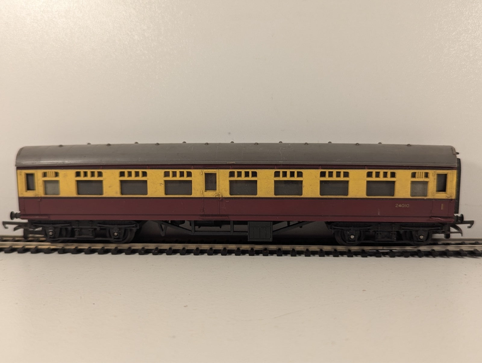Tri-ang R29 OO Gauge British Railways Main Line Composite Coach