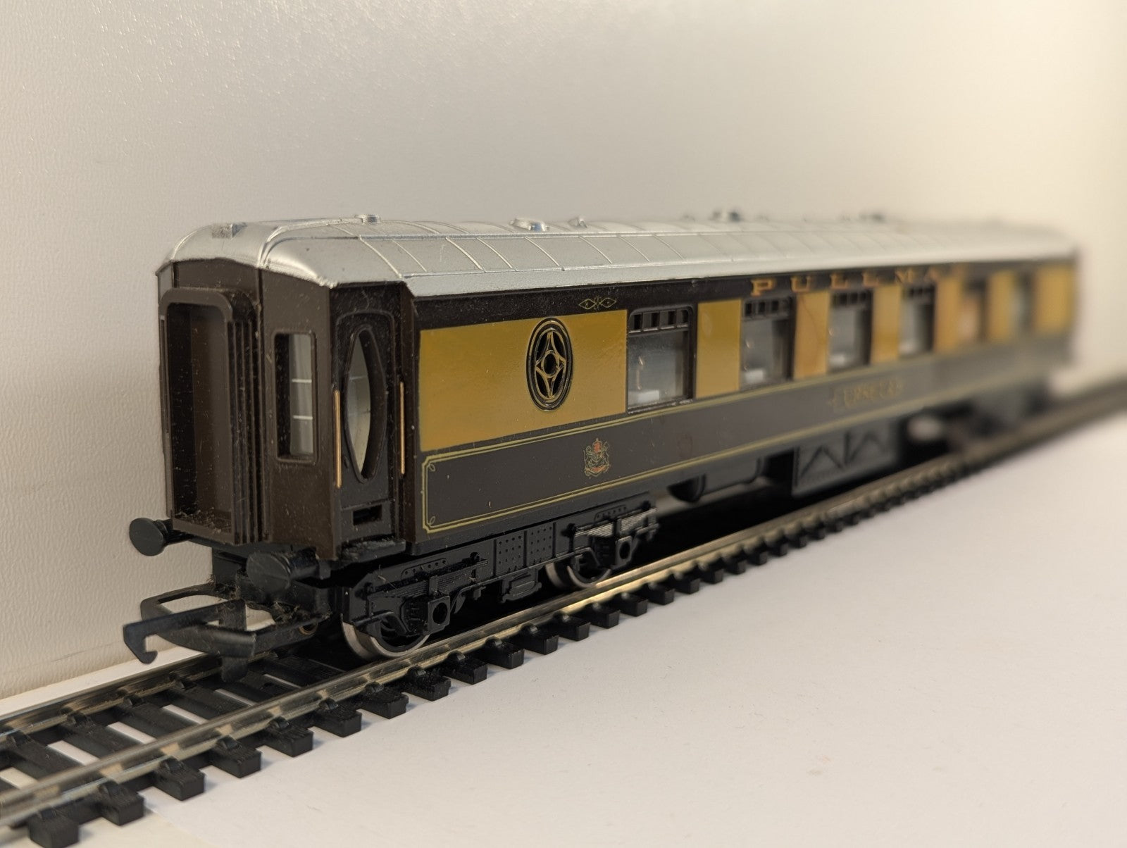 Hornby OO Gauge Pullman Parlour Coach "Ursula"
