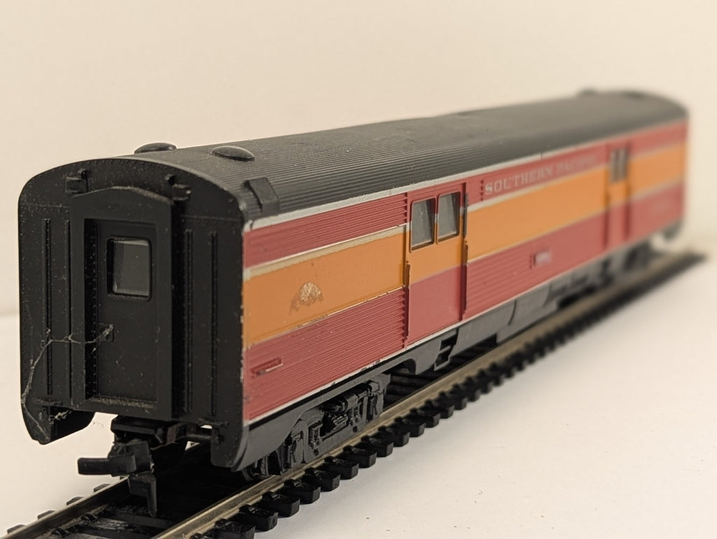 Con-Cor Southern Pacific Daylight Baggage Car 6599 HO Gauge