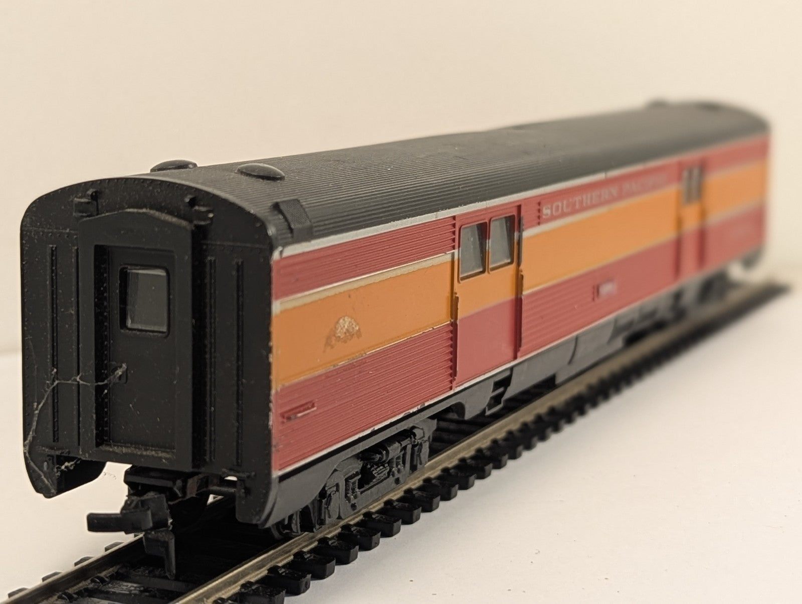 Con-Cor Southern Pacific Daylight Baggage Car 6599 HO Gauge