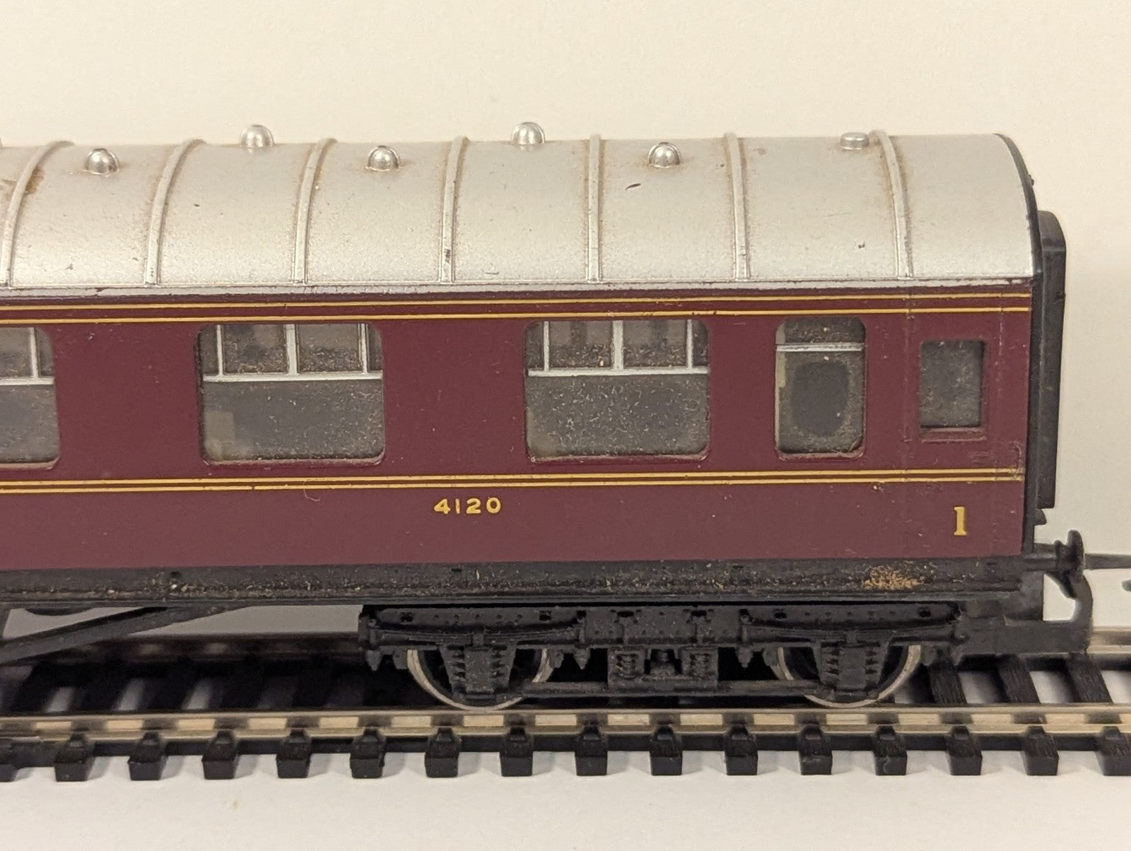 Hornby R474 OO Gauge LMS Stanier Composite Coach RN 4120
