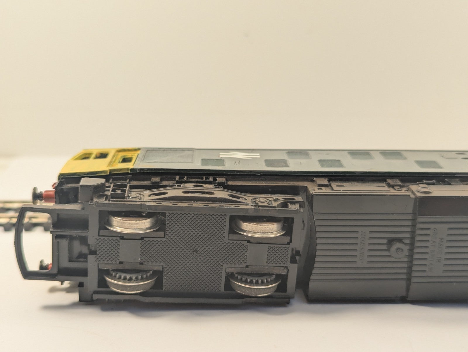 Hornby OO Gauge Class 25 Diesel Locomotive - Repainted in Railfreight Grey