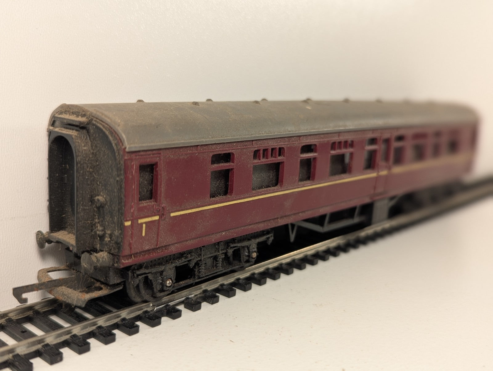 Tri-ang R321 OO Gauge BR 1st Class Coach BR Maroon