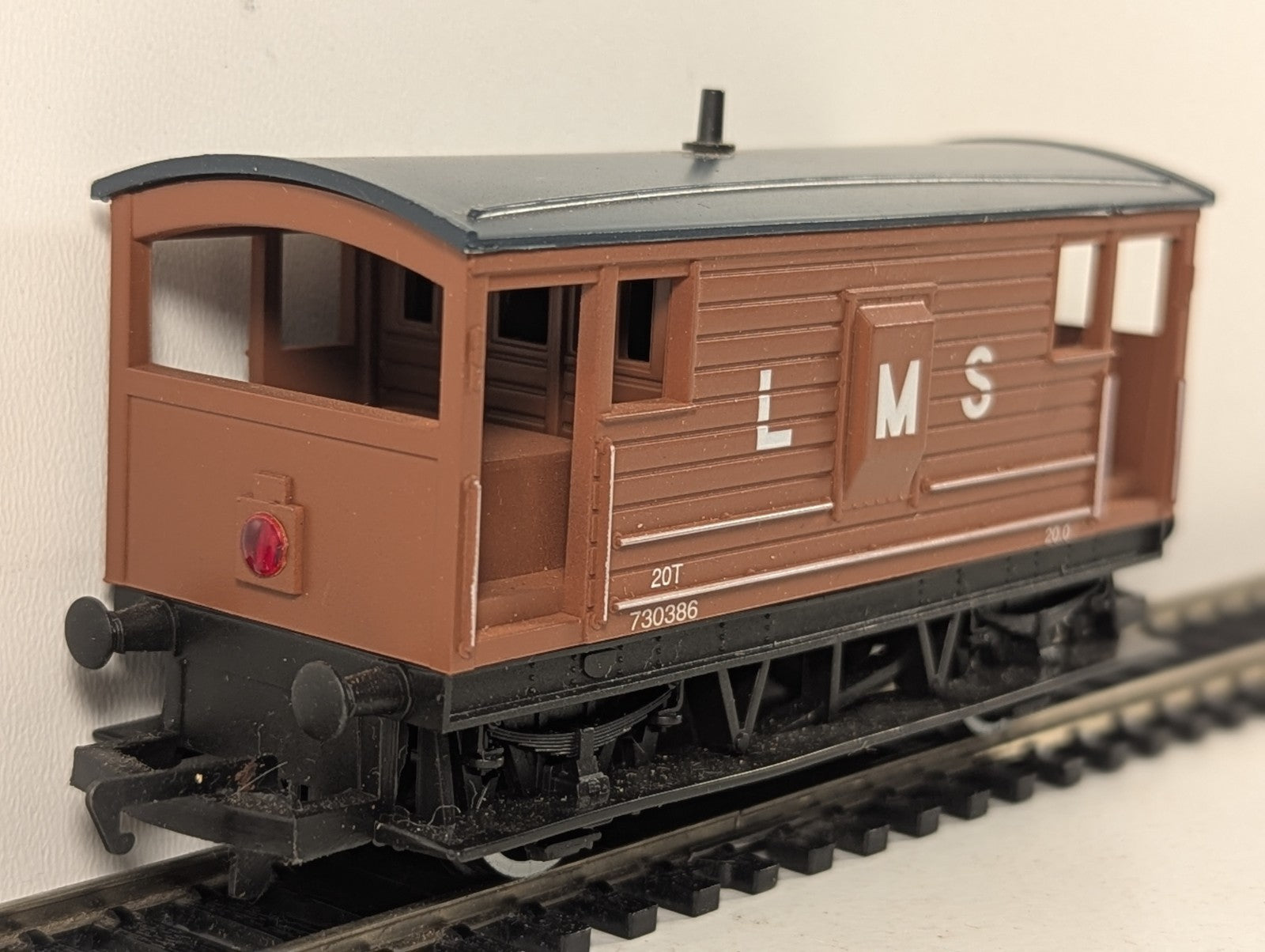 Hornby OO Gauge LMS 20 Ton Brake Van 730386 LMS Bauxite R016