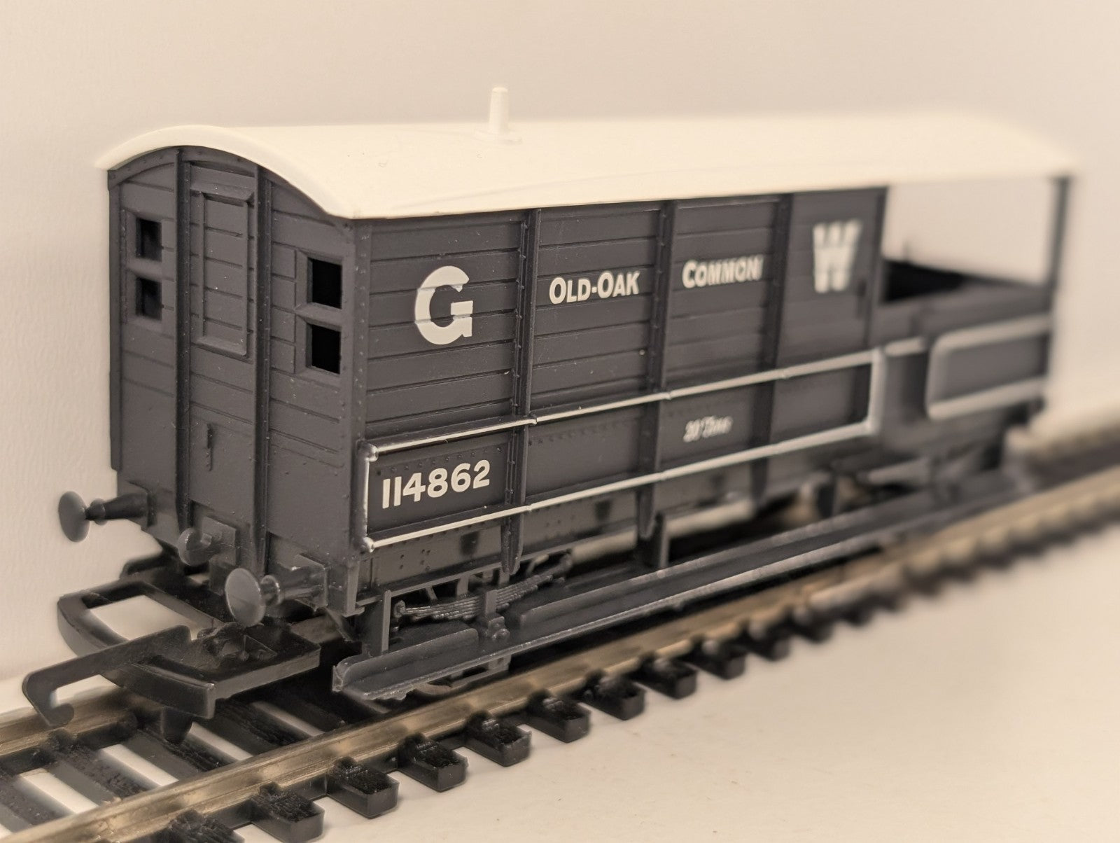 Hornby R6077B OO Gauge GWR Toad Brake Van Old Oak