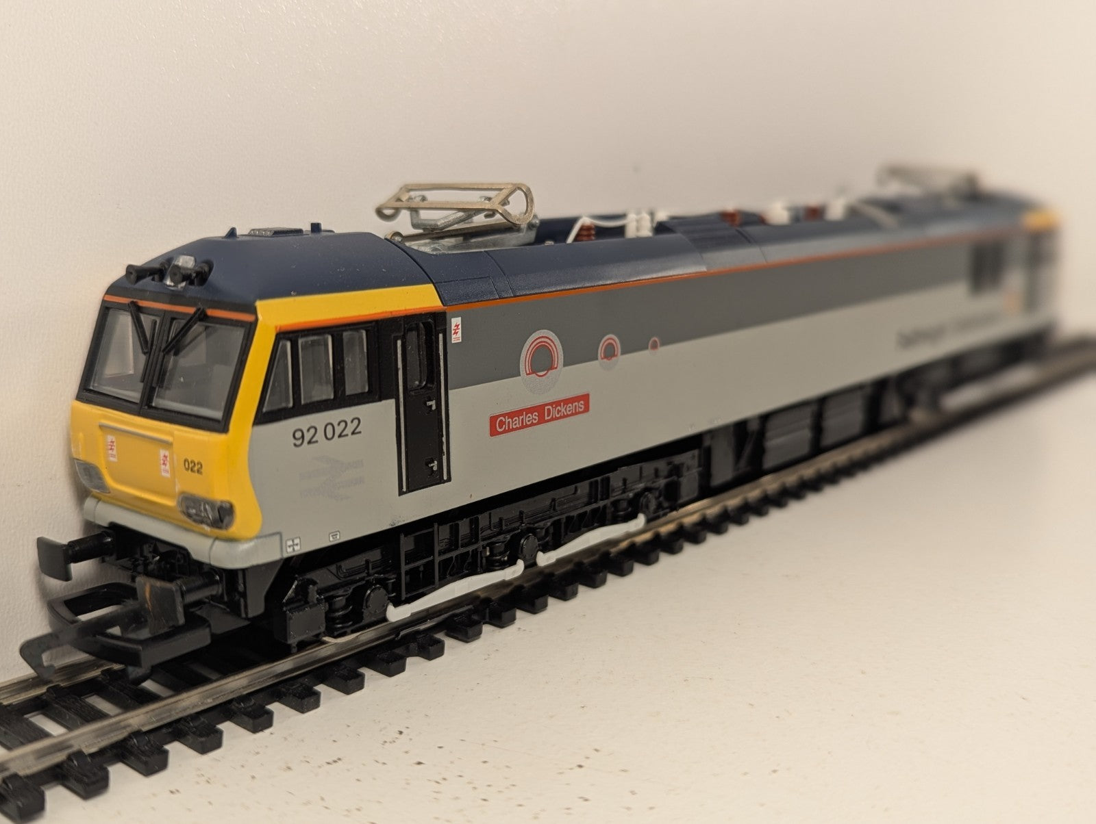 Hornby OO Gauge Class 92 022 Charles Dickens Railfreight Distribution