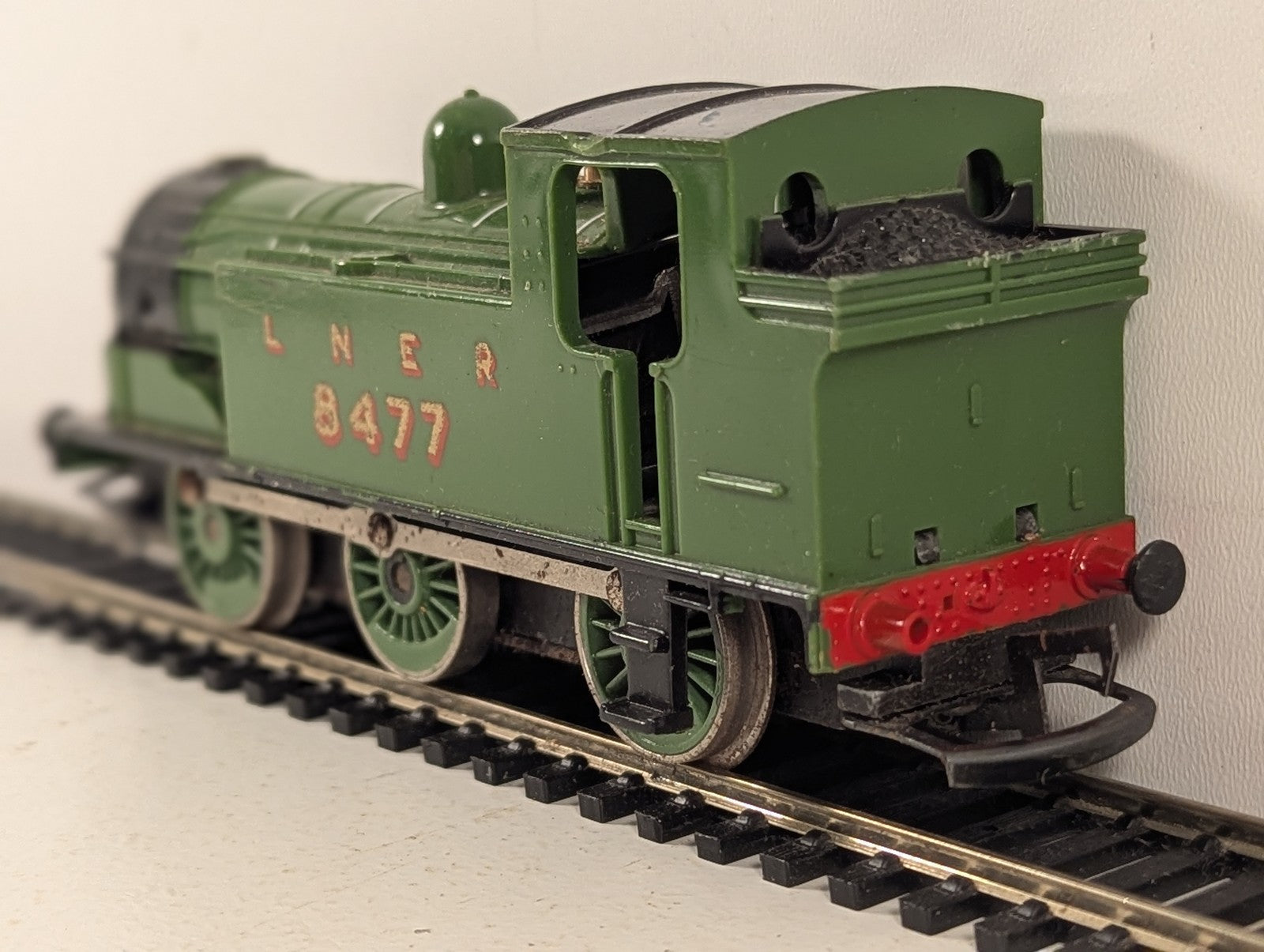 Hornby OO Gauge Class J83 0-6-0T Steam Locomotive 8477 LNER Green R316