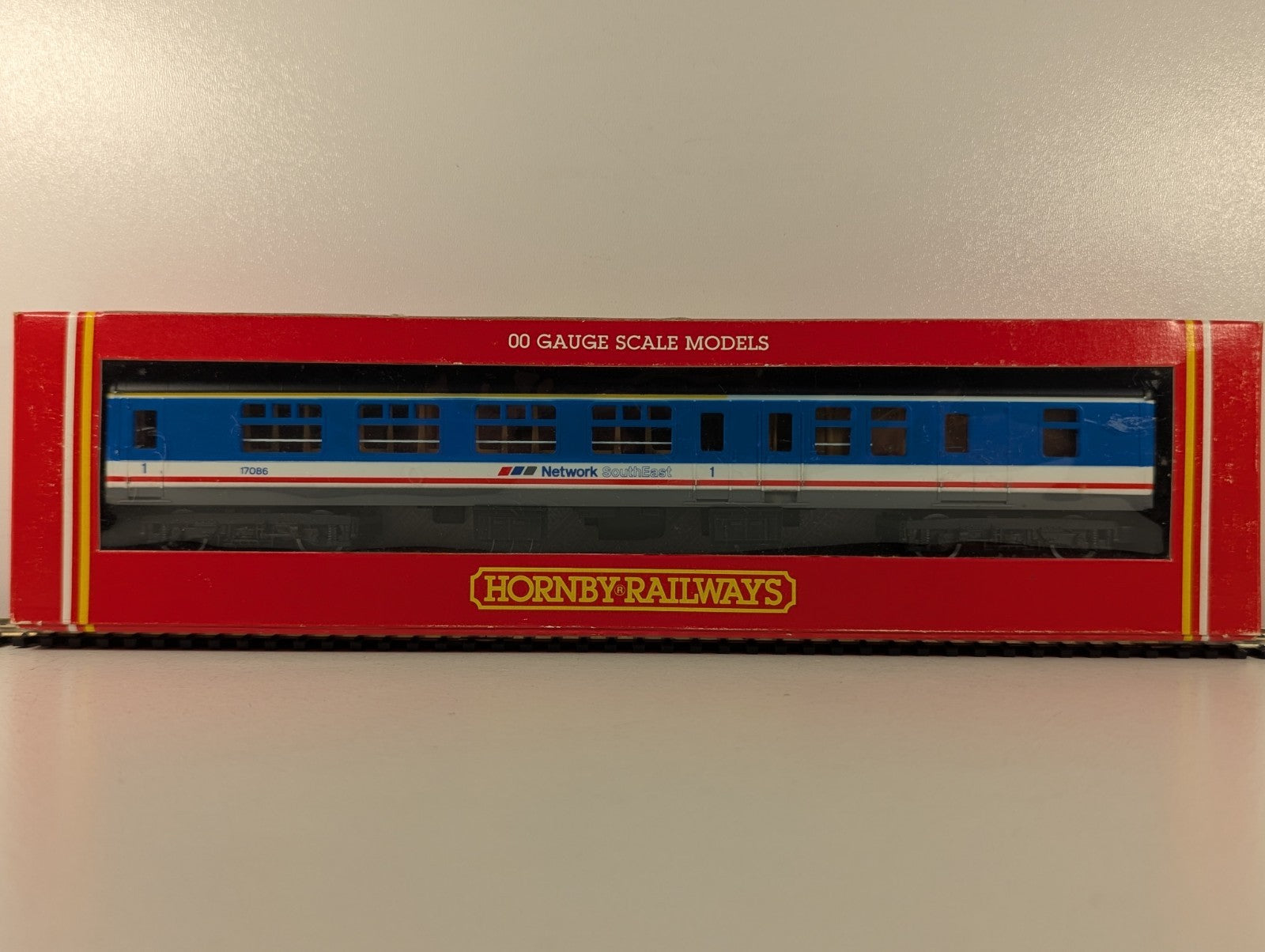 Hornby OO Gauge BR Mk.2 Brake Coach Passenger Coach 17086 Network South East