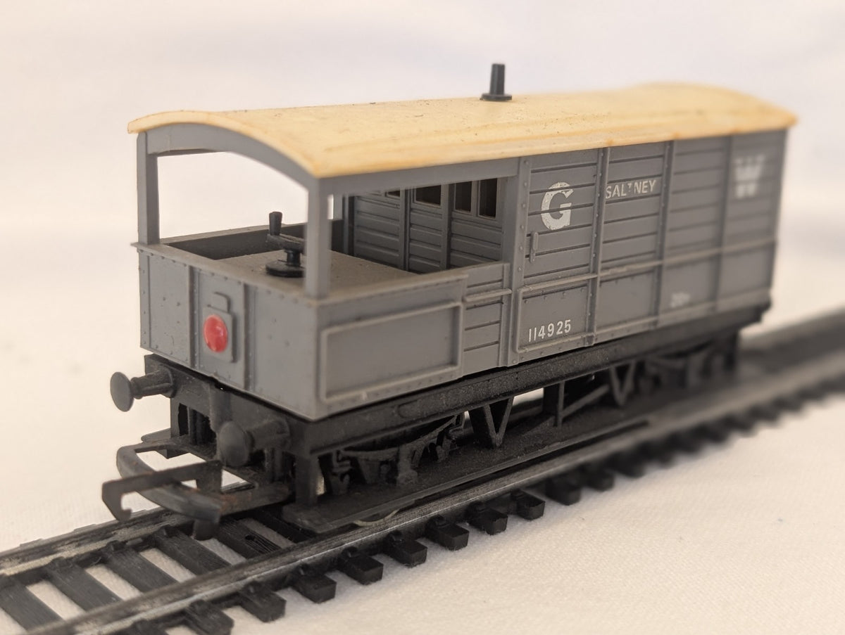Hornby R018 OO Gauge GWR 20 Ton “Toad” Brake Van – Saltney