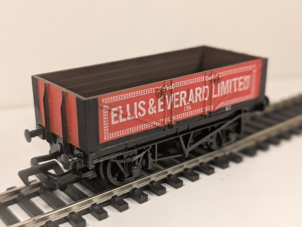 Mainline 37131 OO Gauge 5 Plank Wagon Ellis & Everard Ltd