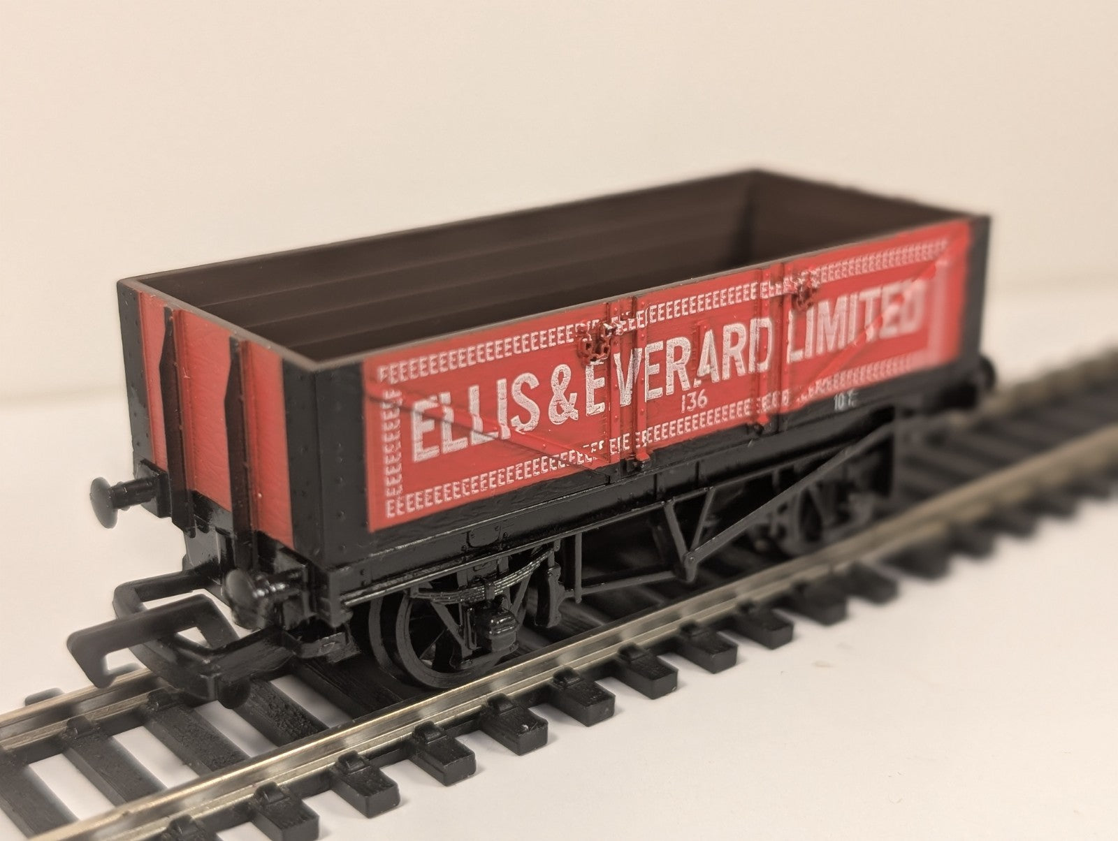 Mainline 37131 OO Gauge 5 Plank Wagon Ellis & Everard Ltd