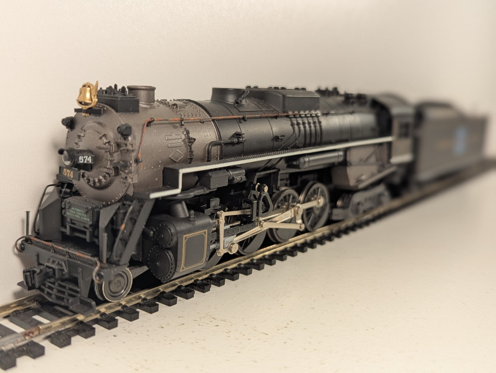 Rivarossi HO Gauge 2-8-4 Berkshire Steam Locomotive 574