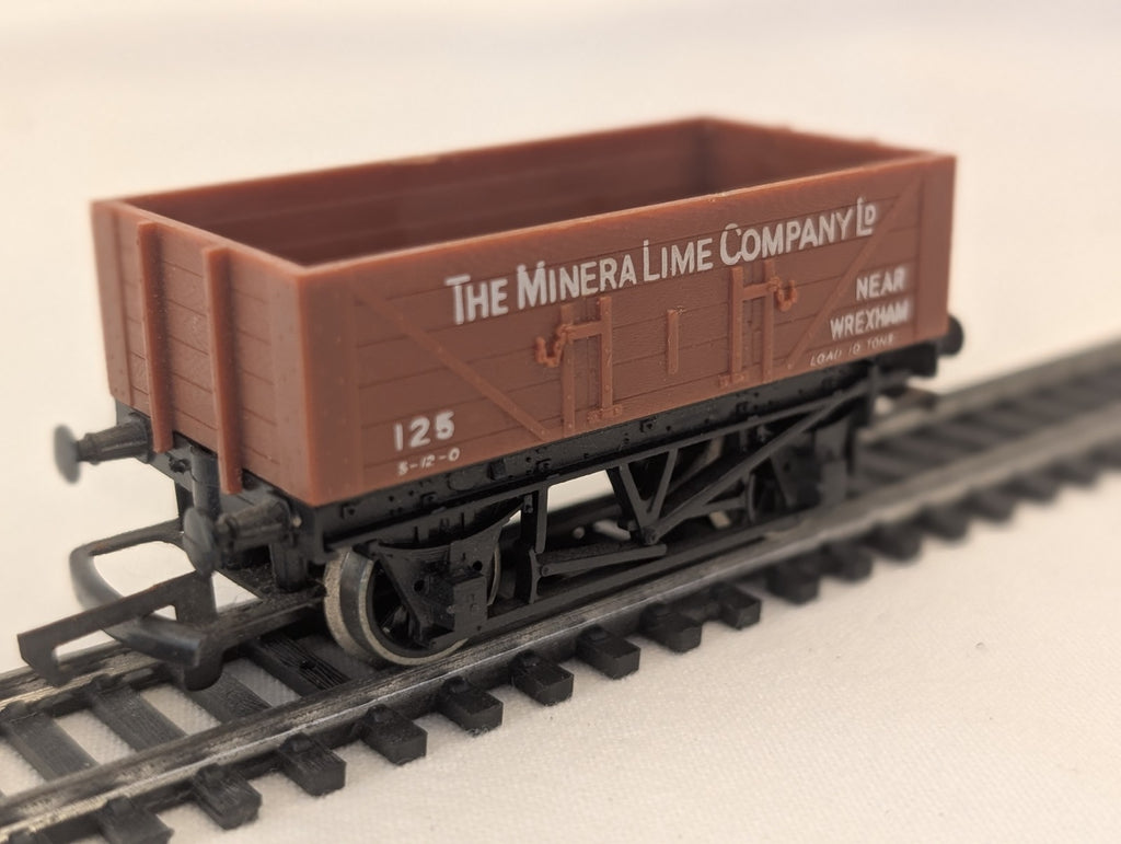 Hornby R211 OO Gauge 10 Ton Mineral Lime Wagon