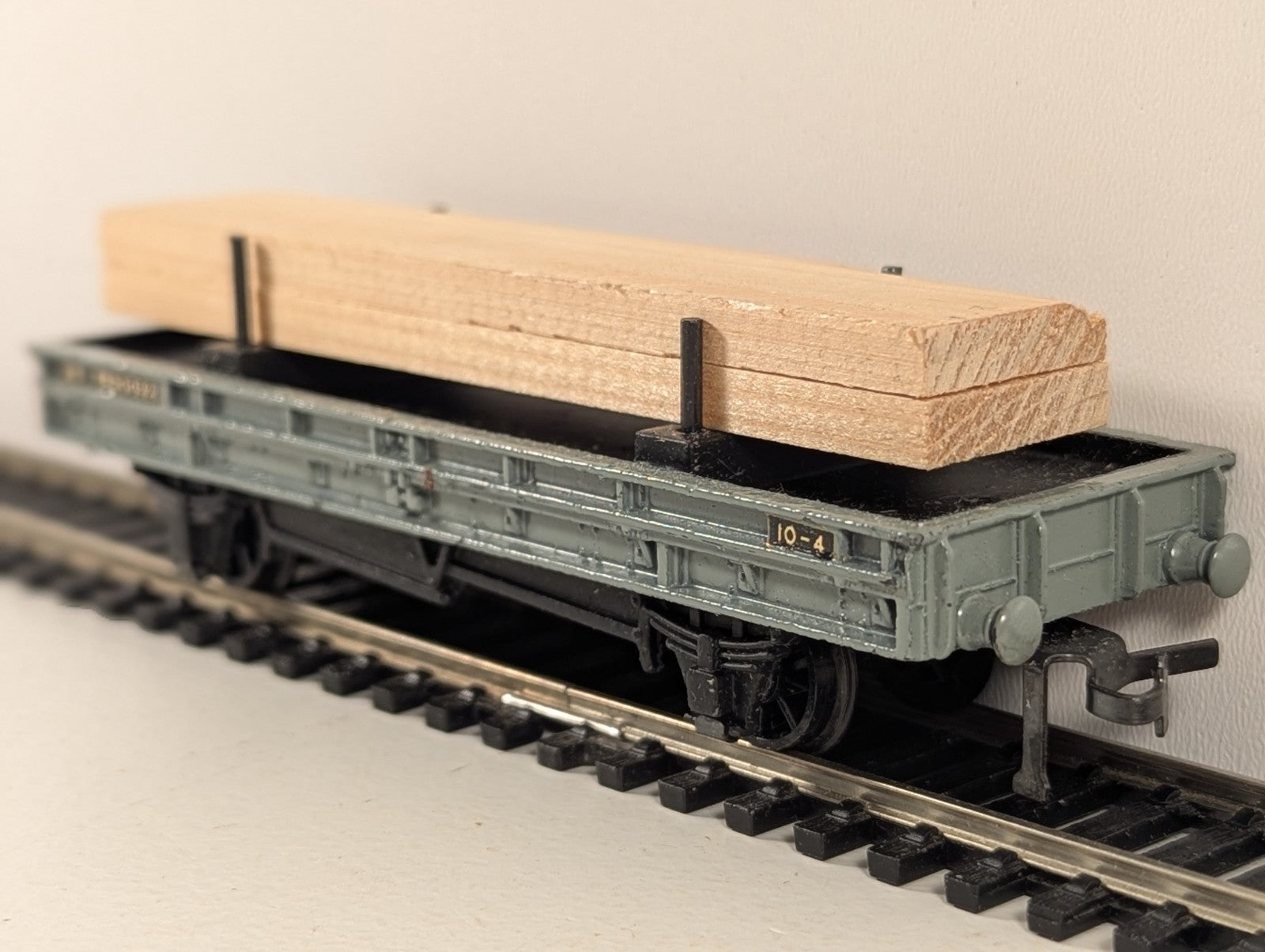 Hornby Dublo 4615 OO Gauge BR Double Bolster Wagon with Timber Load - Wrong Box