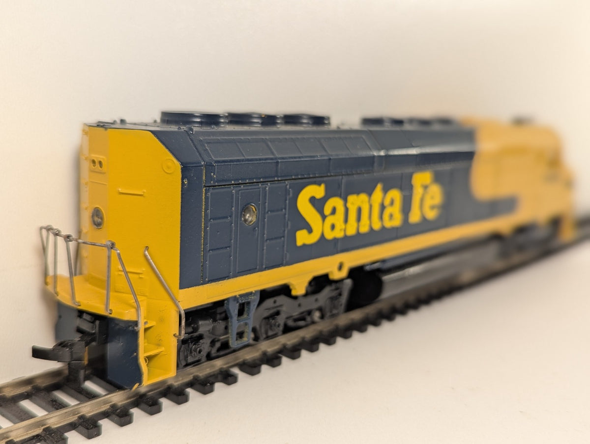 Athearn HO Gauge EMD FP45 Diesel Locomotive 5903 Santa Fe Blue and Yellow