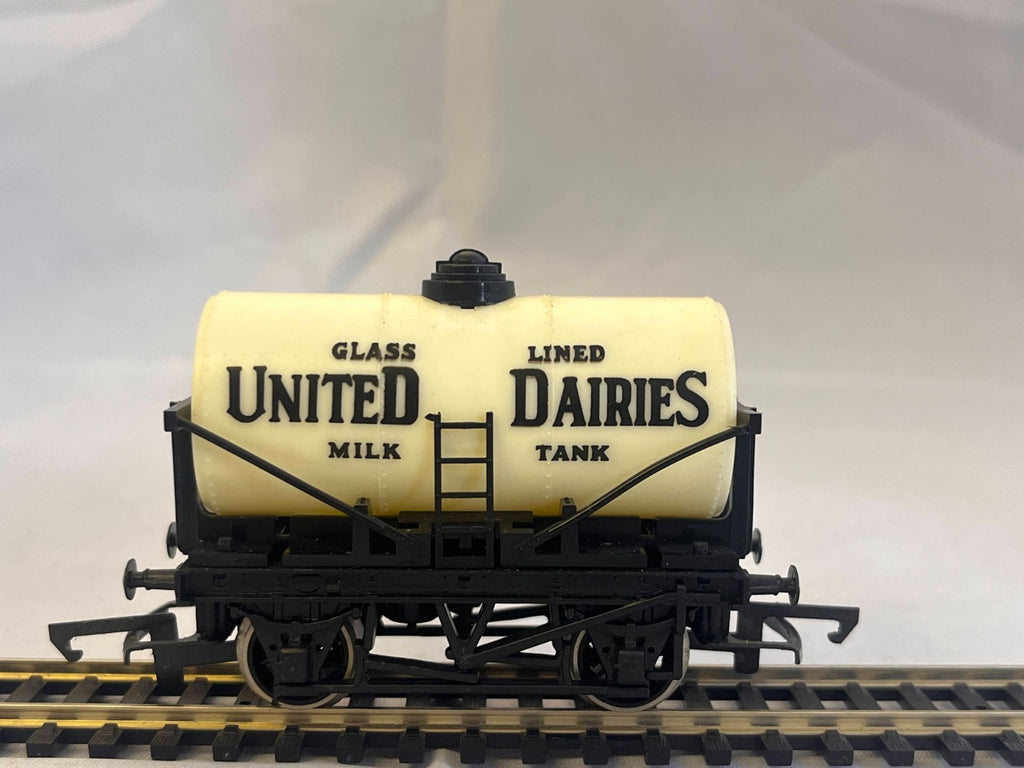 Hornby R007 OO Gauge White United Dairies Milk Tank Wagon Boxed