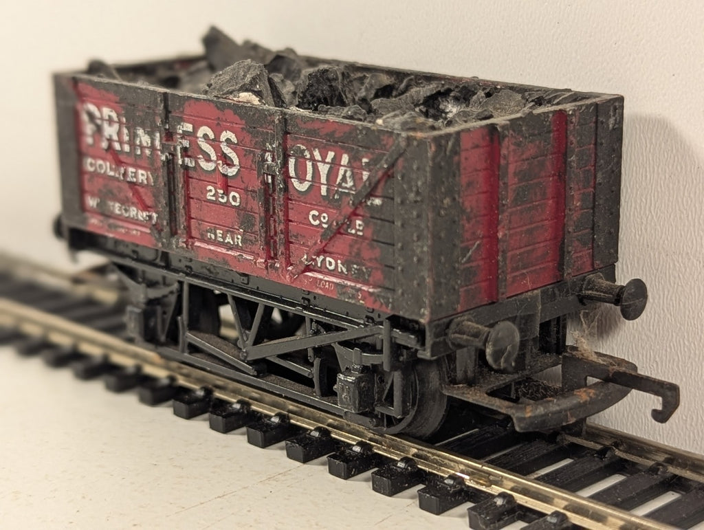 Hornby OO Gauge Princess Royal Colliery 7-Plank Wagon Open Wagon 25