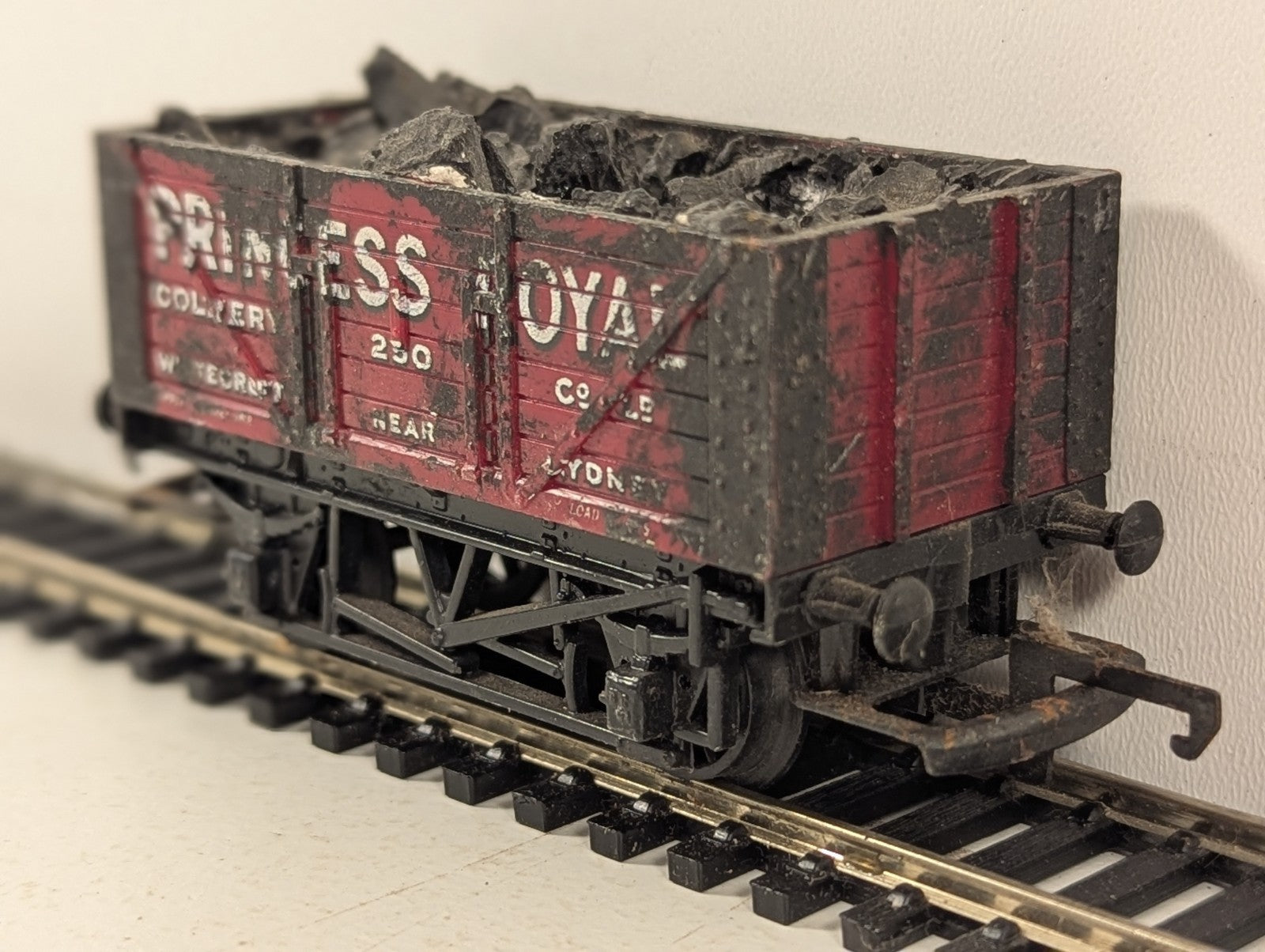 Hornby OO Gauge Princess Royal Colliery 7-Plank Wagon Open Wagon 25