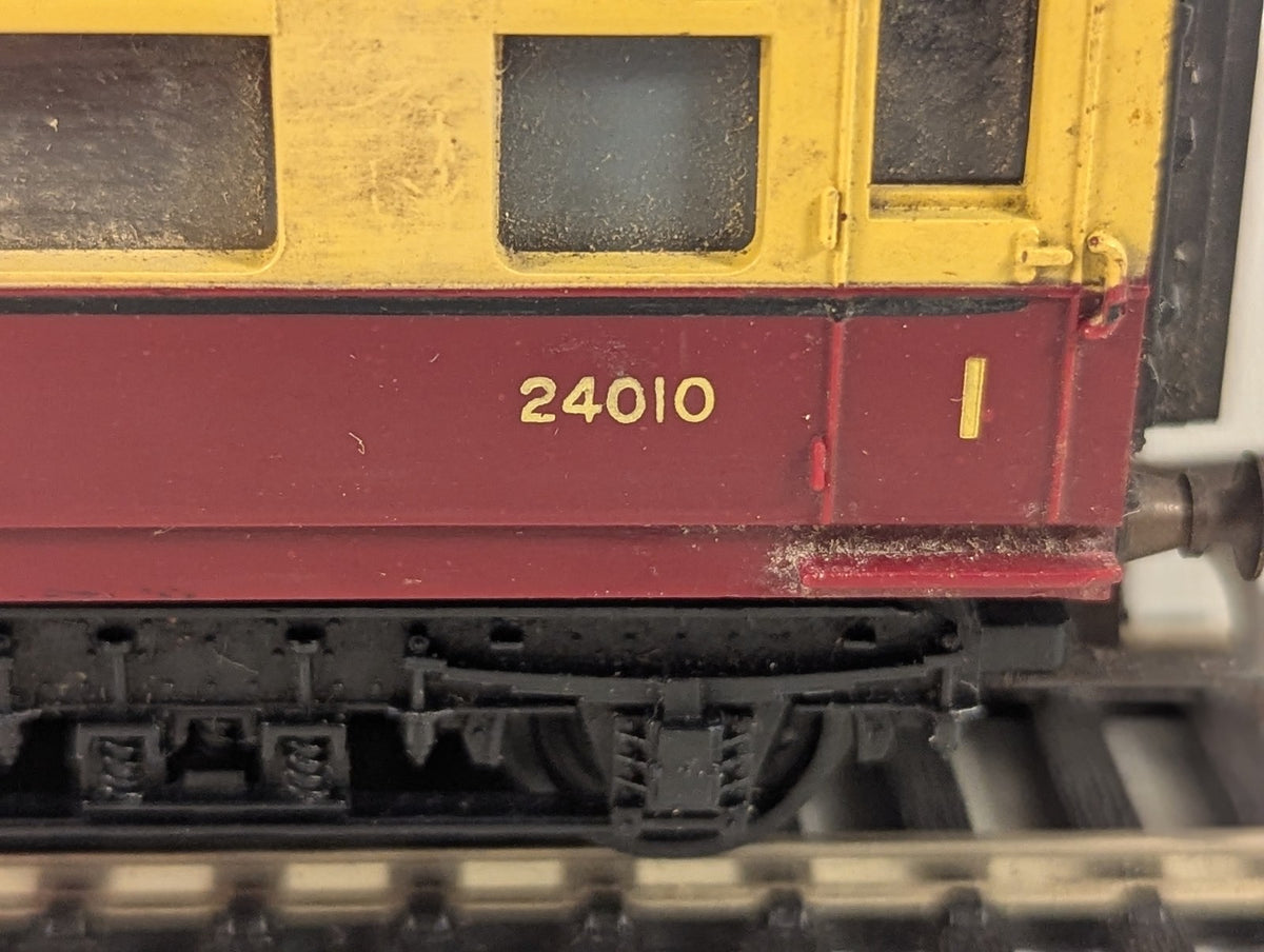 Tri-ang OO Gauge BR Mk1 Coach Passenger Coach 24010 BR Crimson and Cream