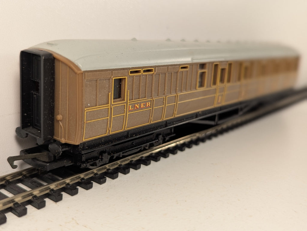 Hornby OO Gauge LNER Teak Composite Coach Coaches 4237