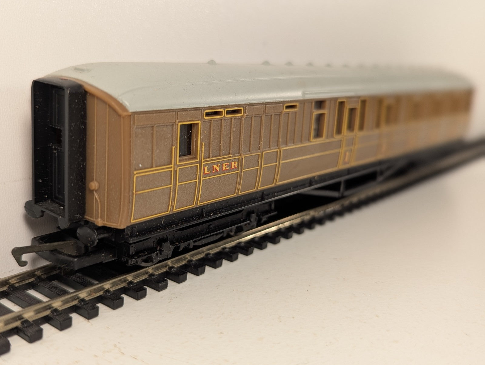 Hornby OO Gauge LNER Teak Composite Coach Coaches 4237
