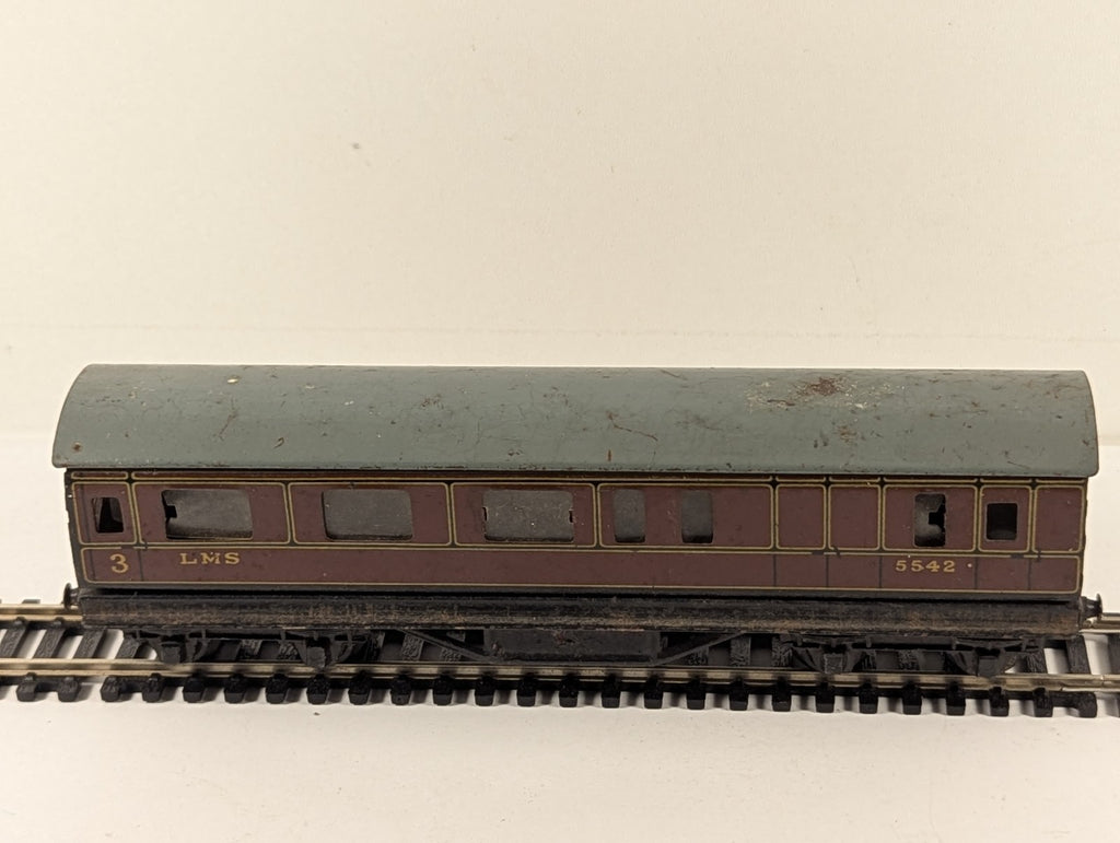 Hornby Dublo OO Gauge LMS Passenger Brake Coach - Missing Couplings