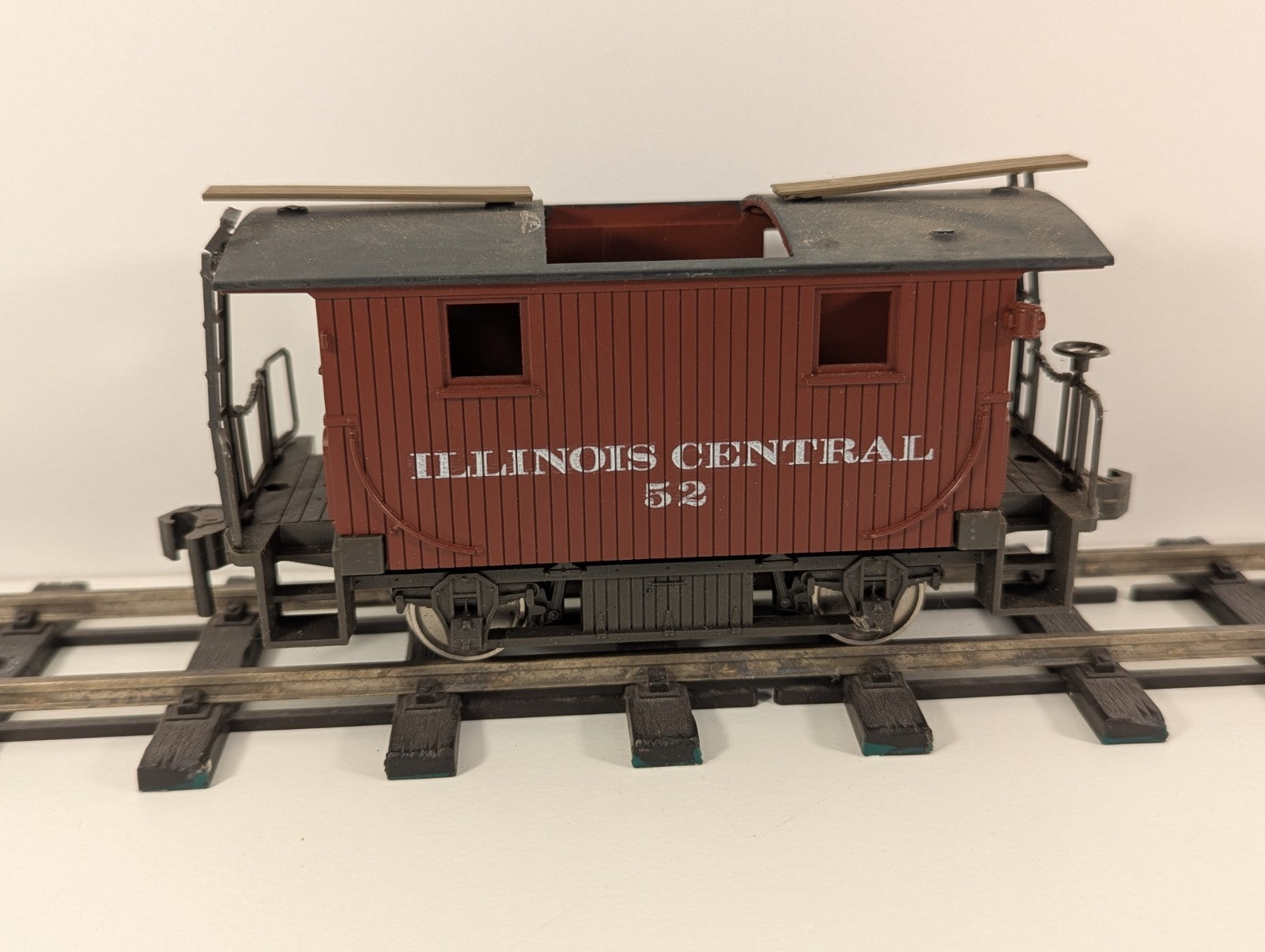 Atlas O Gauge Illinois Central Caboose – 4-Wheel Version (Missing Part)