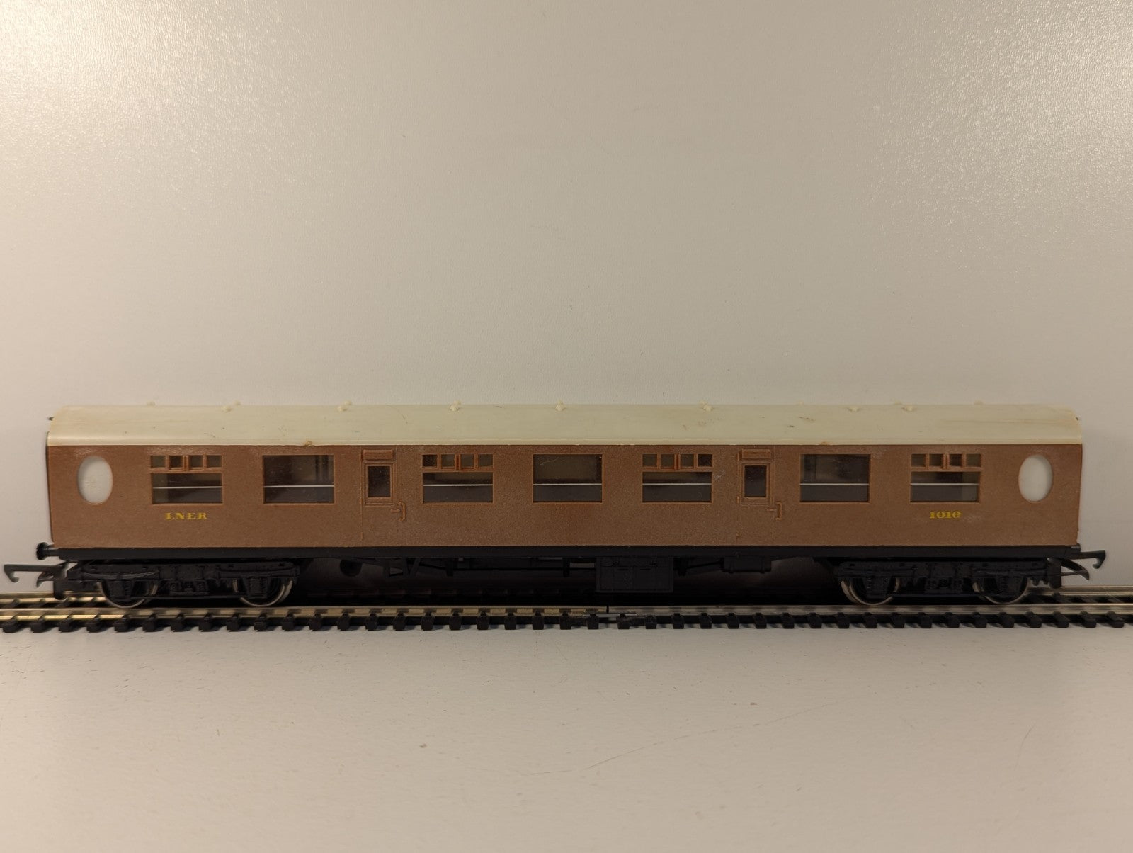 Hornby R745 OO Gauge LNER Corridor Full Third Coach