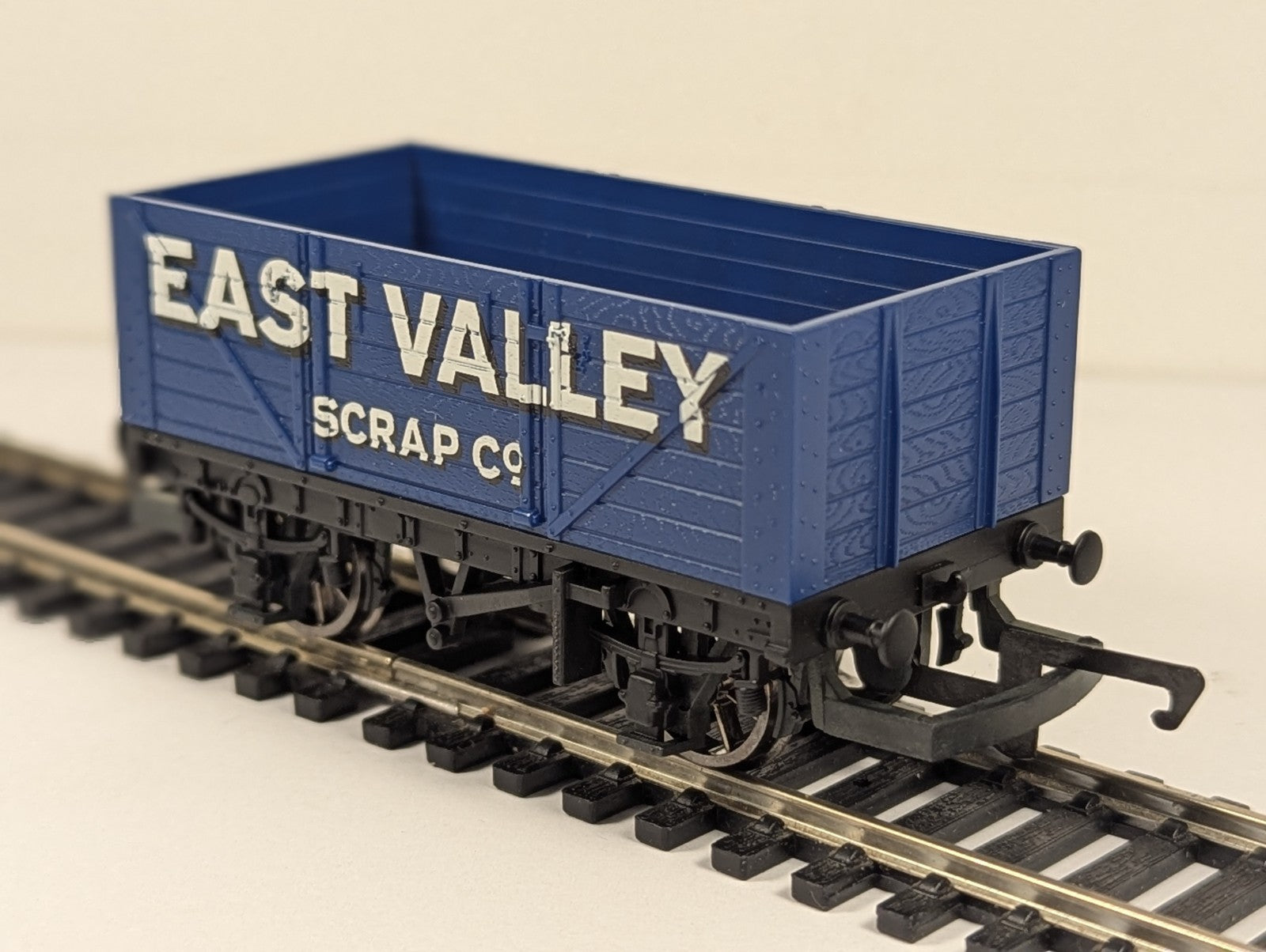Hornb OO Gauge 7 Plank Open Wagon 'East Valley Scrap Co'