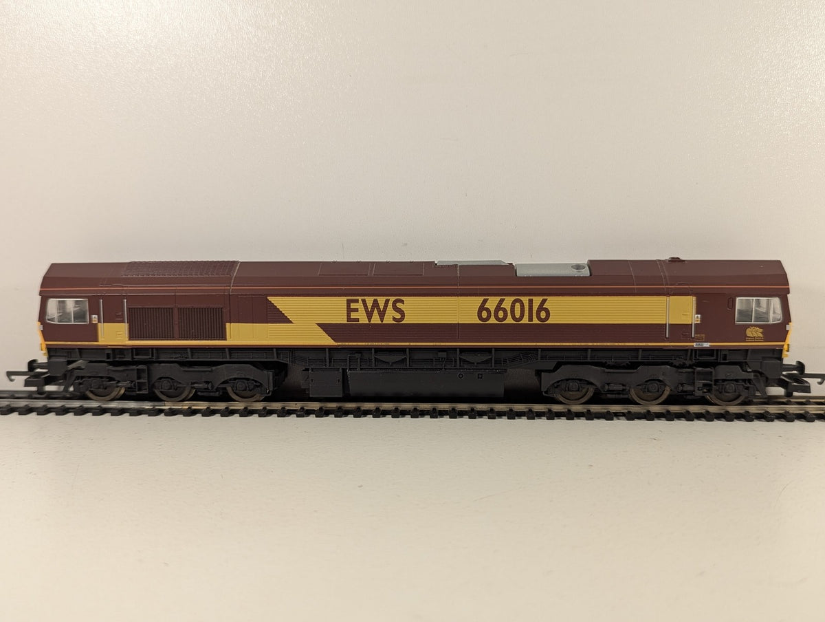 Lima OO Gauge Class 66 Diesel Locomotive 66016 EWS Maroon & Gold L204691